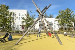 Le square Marie-Madeleine Fourcade offre une aire de jeux pour les enfants, des tables de pique-nique, un barbecue, des bancs, une table de ping-pong © Thierry Mézerette.