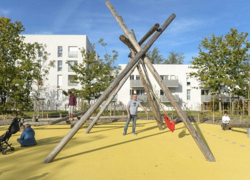 Le square Marie-Madeleine Fourcade offre une aire de jeux pour les enfants, des tables de pique-nique, un barbecue, des bancs, une table de ping-pong © Thierry Mézerette.