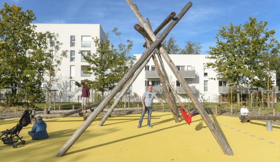 Le square Marie-Madeleine Fourcade offre une aire de jeux pour les enfants, des tables de pique-nique, un barbecue, des bancs, une table de ping-pong © Thierry Mézerette.