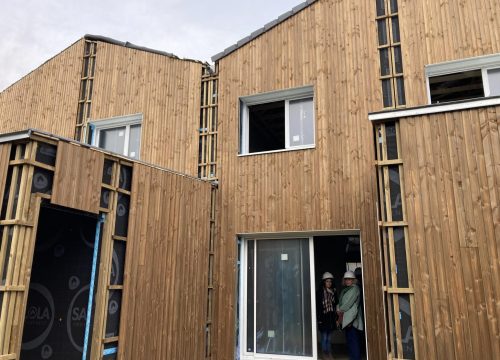 Les neuf maisons marient bois et béton avec un isolant en fibre de bois. © NMH