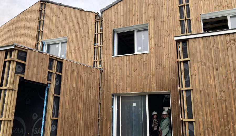 Les neuf maisons marient bois et béton avec un isolant en fibre de bois. © NMH