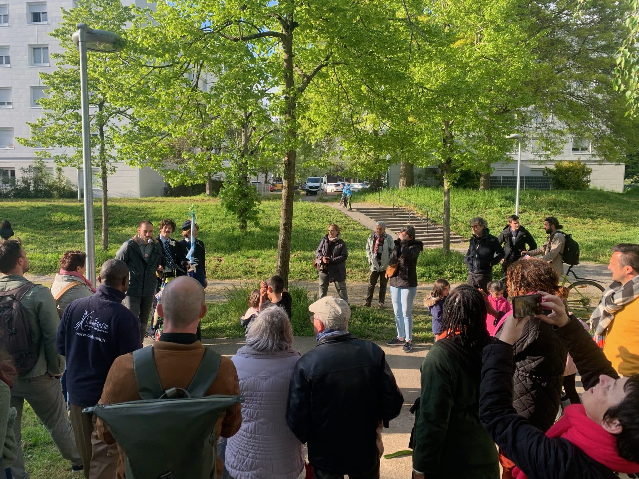 Balade de restitution de la concertation autour du cordon boisé, en présence de Simon Citeau