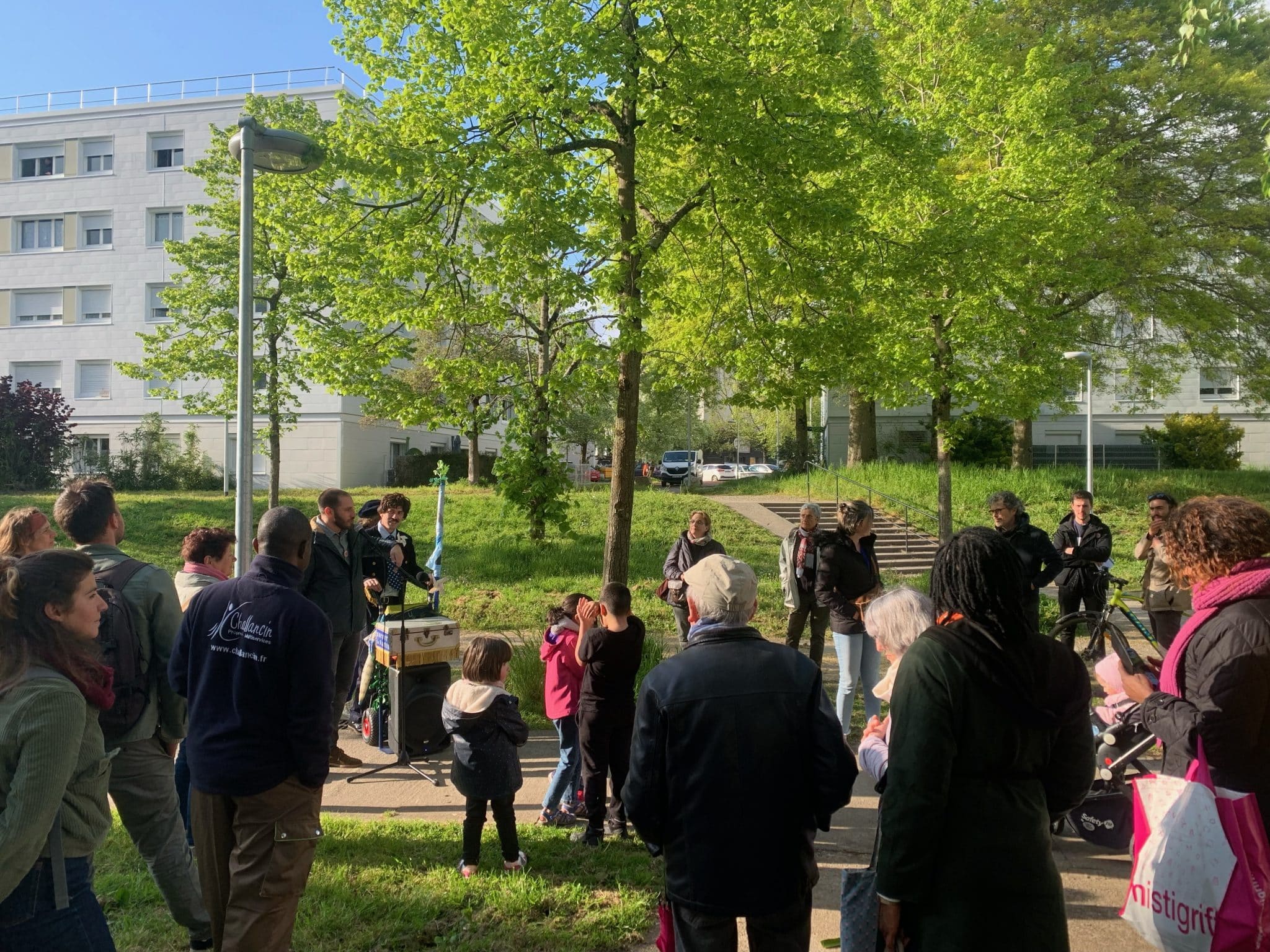 Balade de restitution de la concertation autour du cordon boisé, en présence de Simon Citeau